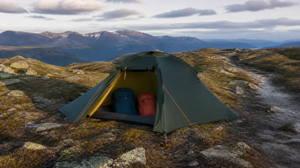 Grønt turtelt med to ryggsekker i norsk høyfjell